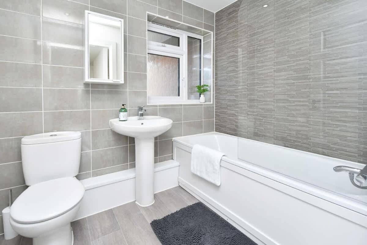 Regal House By True Stays - 3 Bedroom House In Stoke-On-Trent Bagian luar foto
