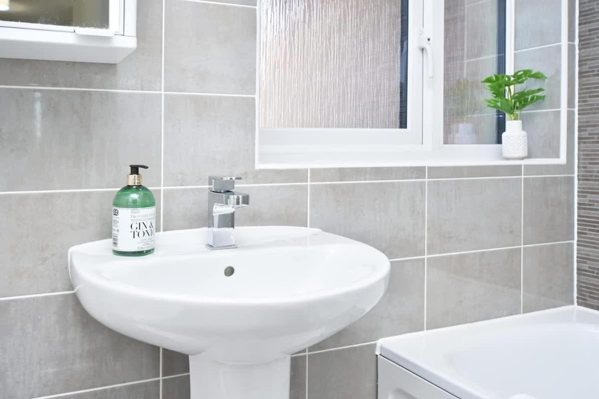 Regal House By True Stays - 3 Bedroom House In Stoke-On-Trent Bagian luar foto